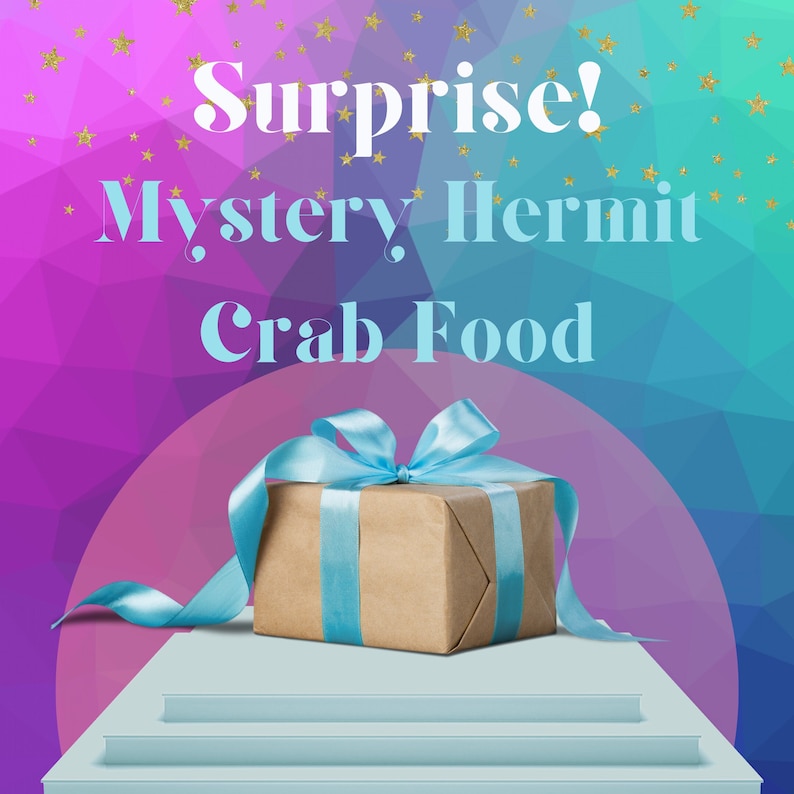 Puede incluir: Una caja de regalo marr&oacute;n envuelta con una cinta azul se encuentra sobre una plataforma azul claro. La caja est&aacute; etiquetada con "Surprise! Mystery Hermit Crab Food". El fondo es un dise&ntilde;o abstracto colorido con estrellas doradas.