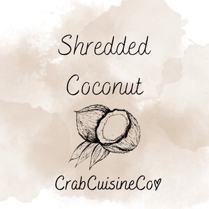 K&ouml;nnte beinhalten: Ein Grafikdesign mit einer schwarzen Tuschezeichnung einer ganzen Kokosnuss und einer halbierten Kokosnuss mit Bl&auml;ttern. Der Text Shredded Coconut steht &uuml;ber der Illustration und CrabCuisineCo mit einem Herzsymbol darunter, auf beigem Grund.
