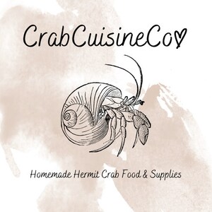 K&ouml;nnte beinhalten: Eine schwarz-wei&szlig;e Strichzeichnung eines Einsiedlerkrebses in einem spiralf&ouml;rmigen Geh&auml;use, zentriert &uuml;ber dem Text "CrabCuisineCo" mit einem Herzsymbol und dem Text "Homemade Hermit Crab Food & Supplies" auf hellbeigem Aquarellhintergrund.
