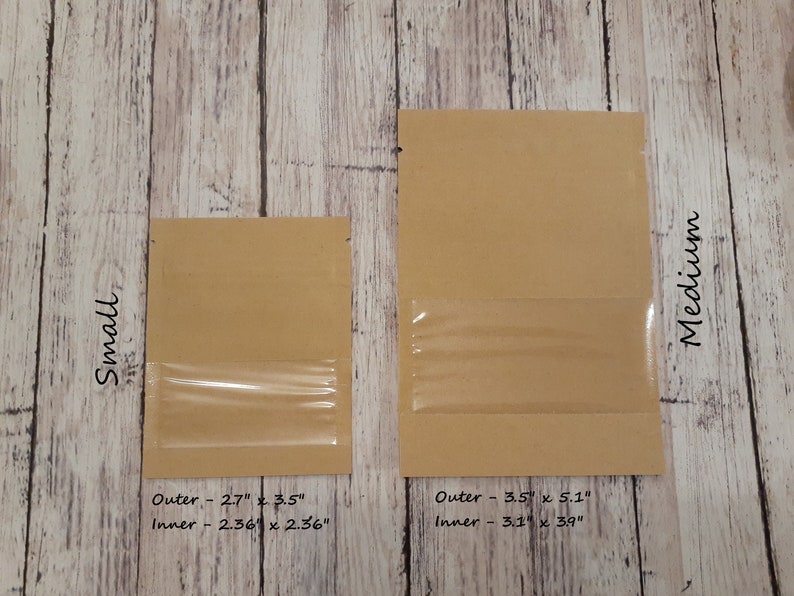 K&ouml;nnte beinhalten: Zwei rechteckige Beutel aus braunem Kraftpapier mit Sichtfenstern aus Kunststoff. Der kleine Beutel hat Au&szlig;enma&szlig;e von 6,86 cm x 8,89 cm und Innenma&szlig;e von 5,99 cm x 5,99 cm. Der mittlere Beutel hat Au&szlig;enma&szlig;e von 8,89 cm x 12,95 cm und Innenma&szlig;e von 7,87 cm x 9,91 cm.