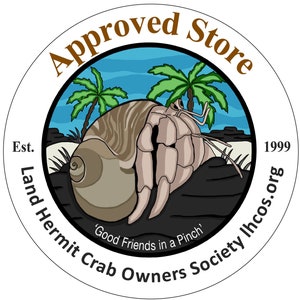 K&ouml;nnte beinhalten: Ein kreisf&ouml;rmiges Logo mit einem beigefarbenen Einsiedlerkrebs in einem spiralf&ouml;rmigen Geh&auml;use auf schwarzem Untergrund, mit gr&uuml;nen Palmen und blauem Wasser im Hintergrund. Der Text lautet Approved Store, Est. 1999, Land Hermit Crab Owners Society lhcos.org und Good Friends in a Pinch.