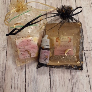Puede incluir: Dos peque&ntilde;as bolsas llenas de palomitas de ma&iacute;z y una vela con aroma tropical. Las bolsas est&aacute;n hechas de tela transparente con estrellas doradas y est&aacute;n atadas con una cinta negra. La bolsa de palomitas de ma&iacute;z est&aacute; etiquetada como "Pineapple Pom Popcorn" y la bolsa de velas est&aacute; etiquetada como "Tropical Carducken".