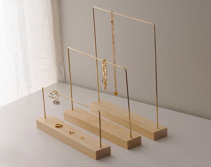 Dünner Halskettenständer, schlanker Schmuckständer aus Messing und Holz, moderne, minimalistische Halskettenohrringaufbewahrung, Boutique-Schmuckständer