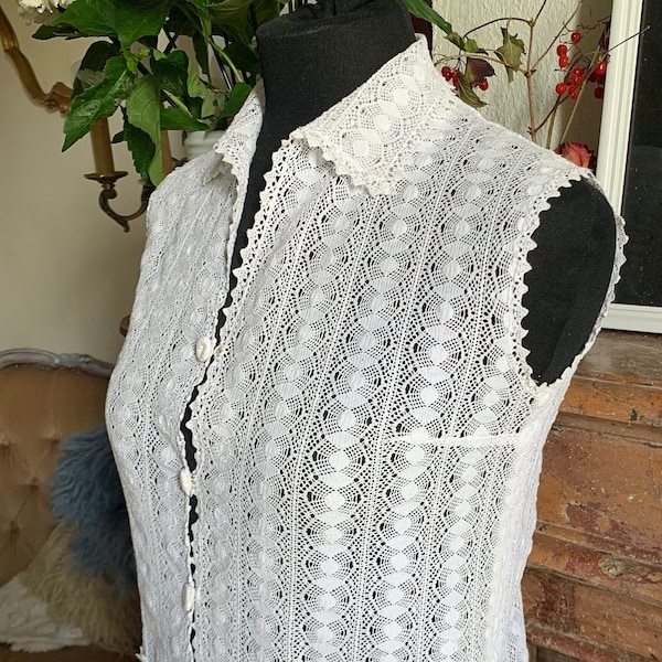 Gilet en dentelle ancien fait main. Taille 36/38. Taille du chemisier vintage.