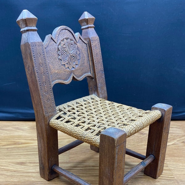 Chaise en bois sculpté  pour poupée des année 1910. Antique chaise poupée Dollhouse Miniature Arm Chair vintage.