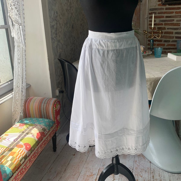 Jupe en coton blanc antique française faite à la main avec ourlet en dentelle taille S/M.