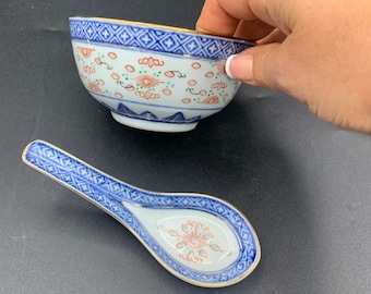 Bowl set and spoon e in vintage porcelain in blue and white. Handmade Chinese rice grain flower pattern bowls.
