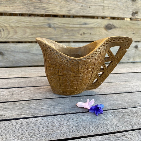 Coupe de mariage en bois sculpté tasse de bergers, sculpture d’art populaire du milieu du siècle, décor de cuisine, décor de ferme rustique