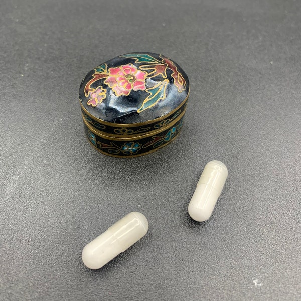 Boîte à pilule vintage. Mini pilulier ovale. Oval pill box. Peint à la main.