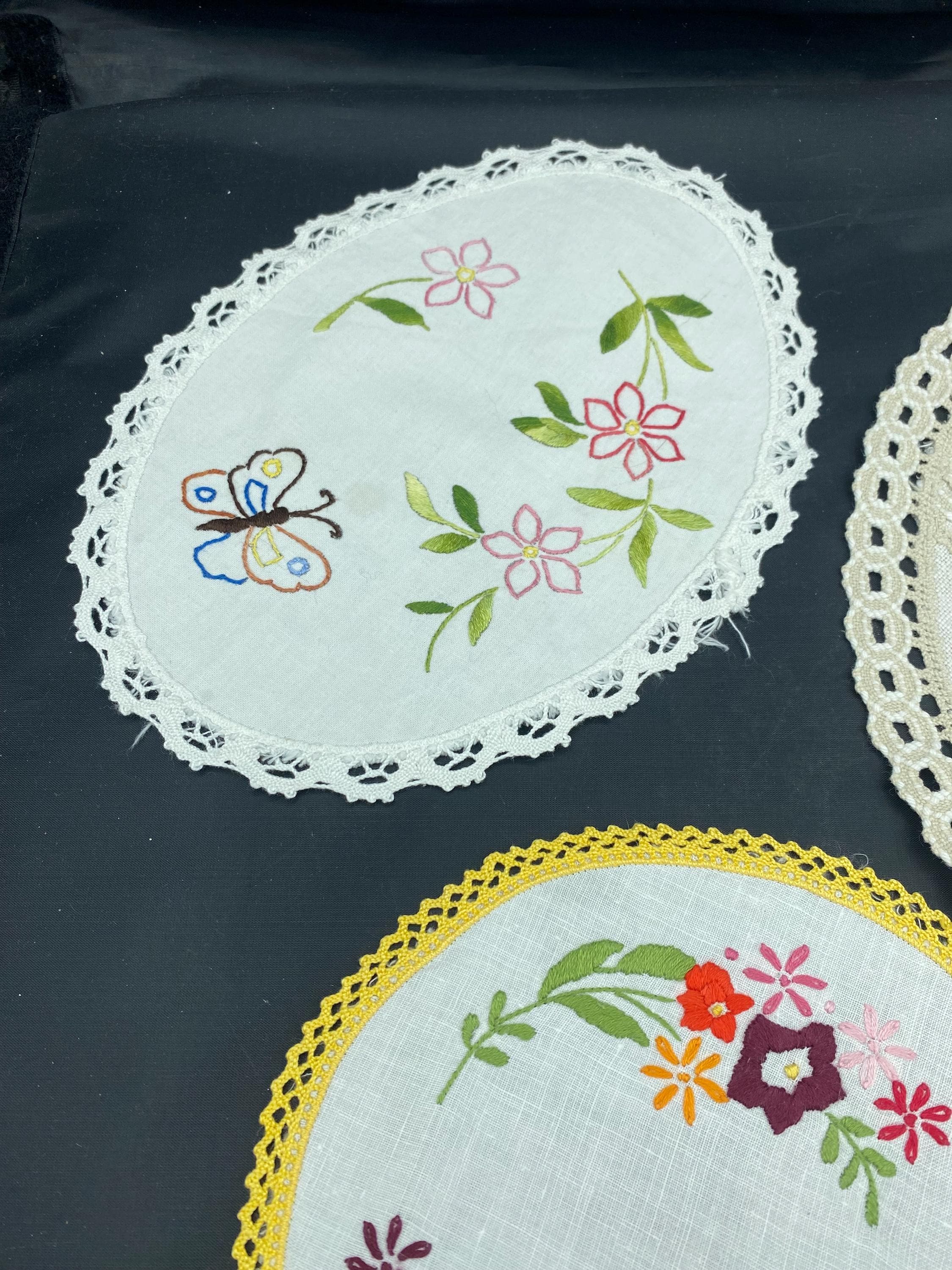 刺繍が施されたヴィンテージのプレースマット3枚セット。アンティーク