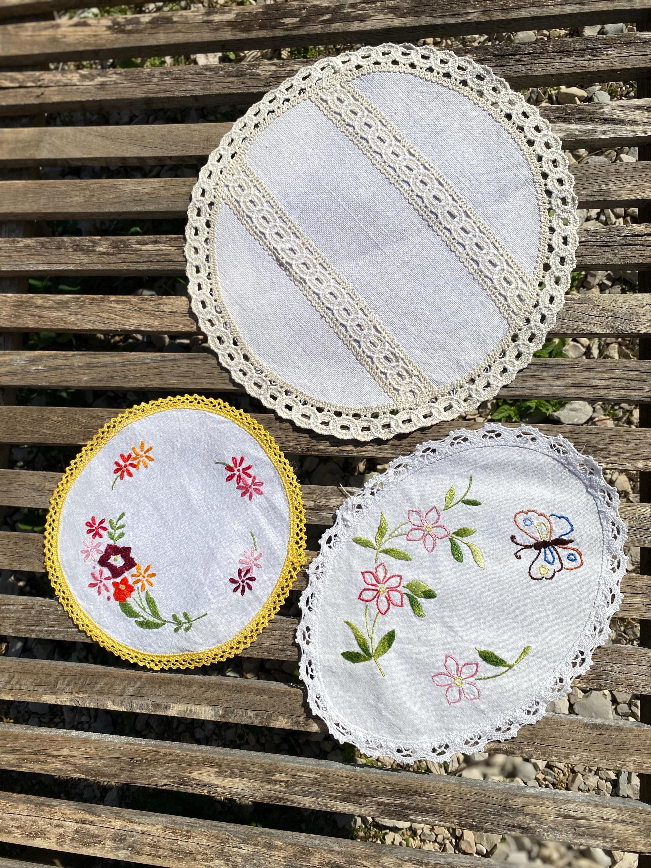 刺繍が施されたヴィンテージのプレースマット3枚セット。アンティーク