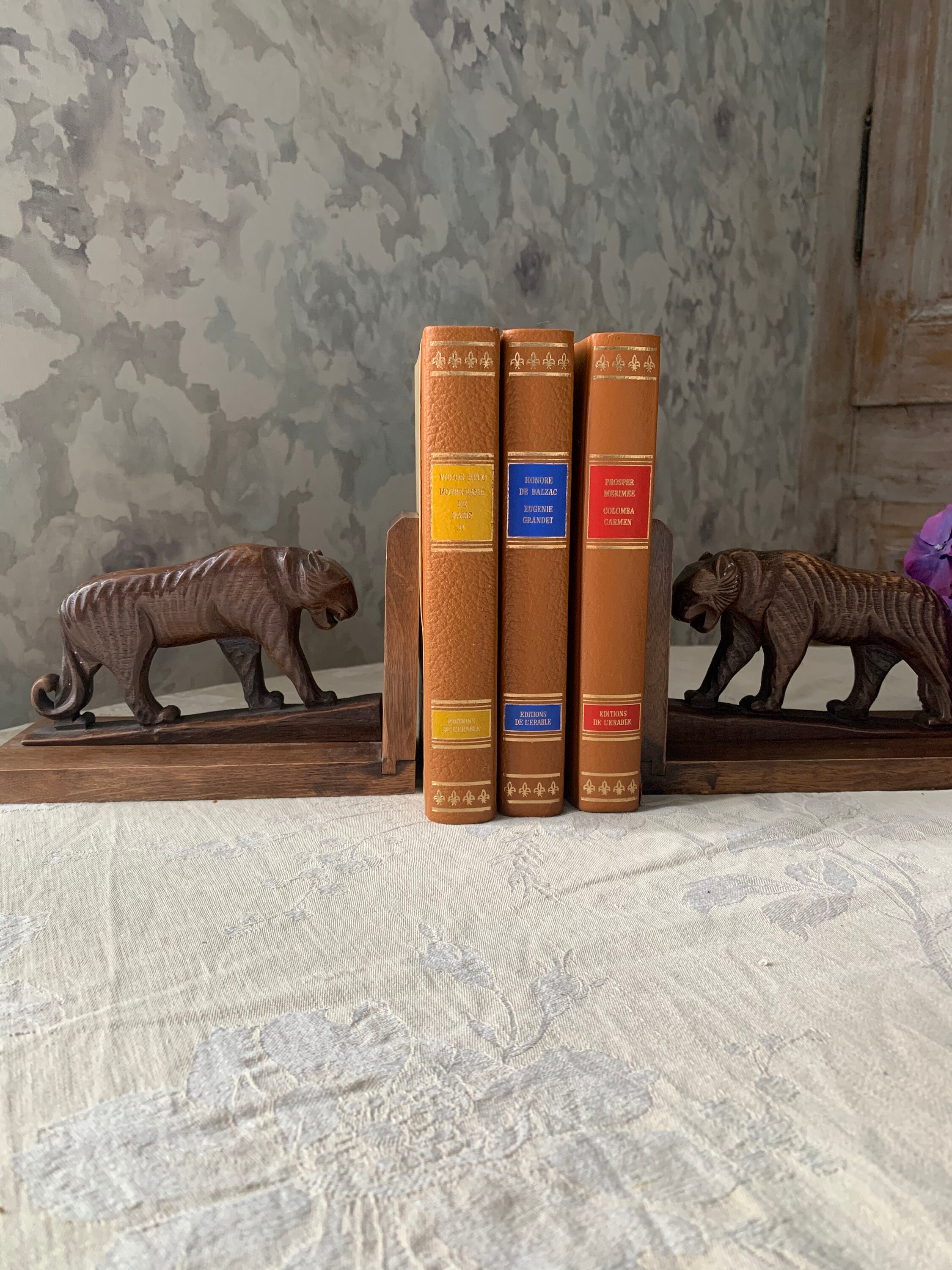 Paire Français Vintage Serre-Livres avec Les Tigre Sculptés Wooden Book Ends