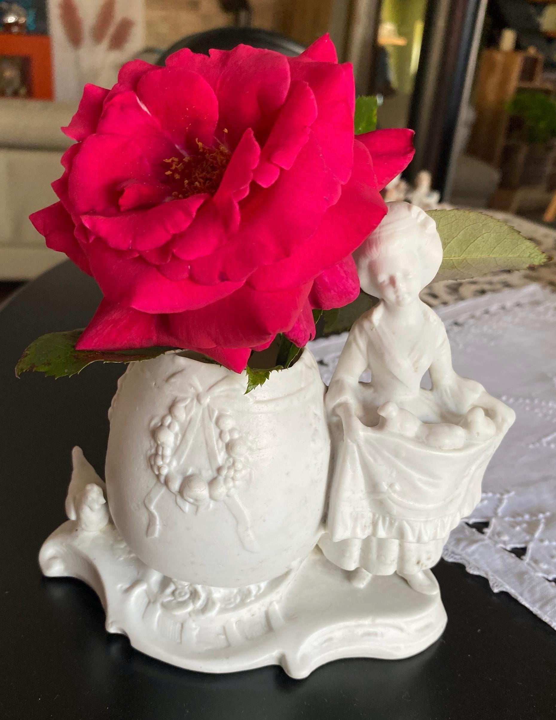 アンティークのビスケット花瓶 / 8世紀の白磁の花瓶。ロマンチックで