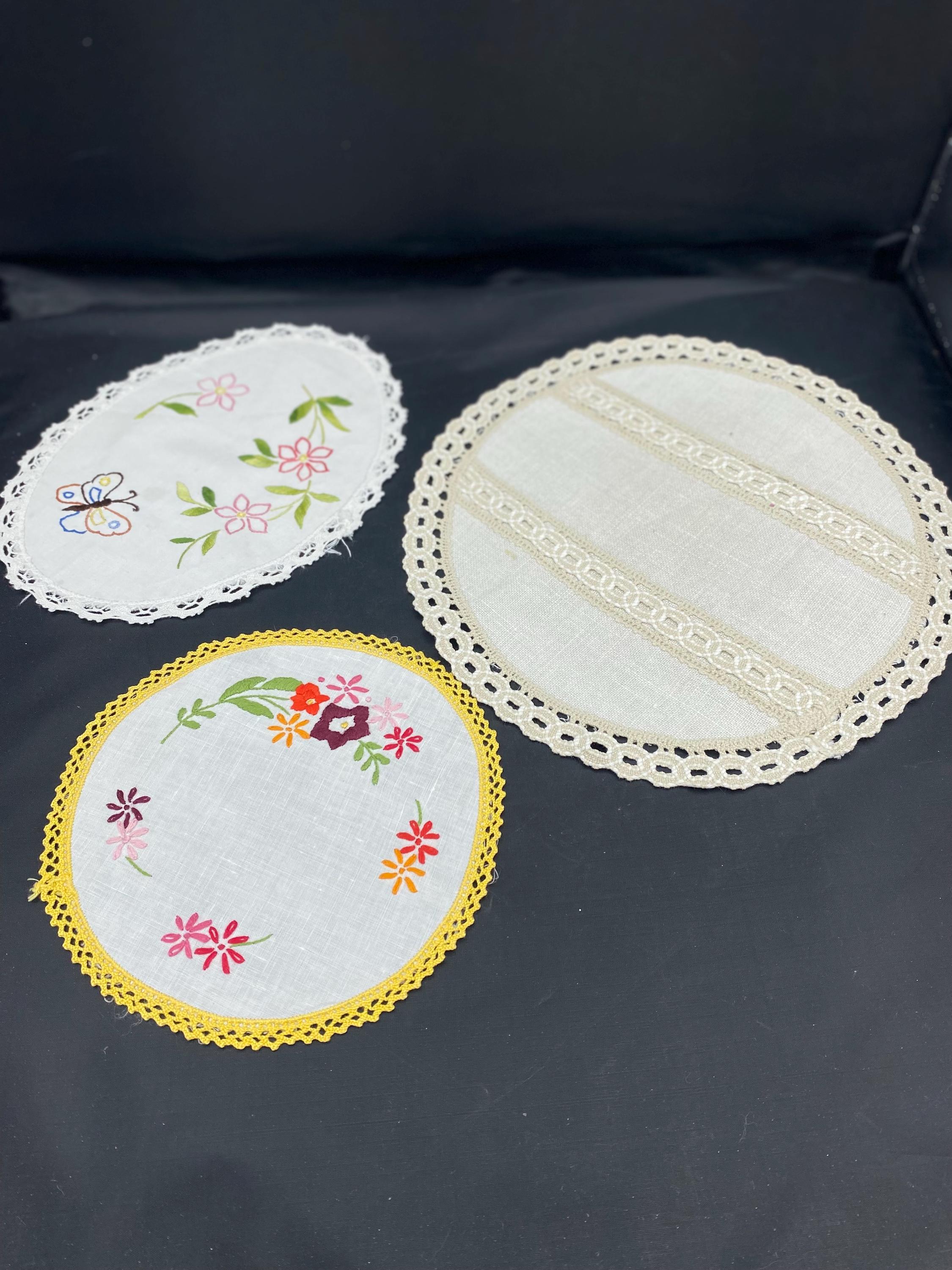 フランスアンティーク 手刺繍とクロシェ編みのプレースマット 3枚セット 刺繍が施されたヴィンテージのプレースマット3枚セット。アンティーク