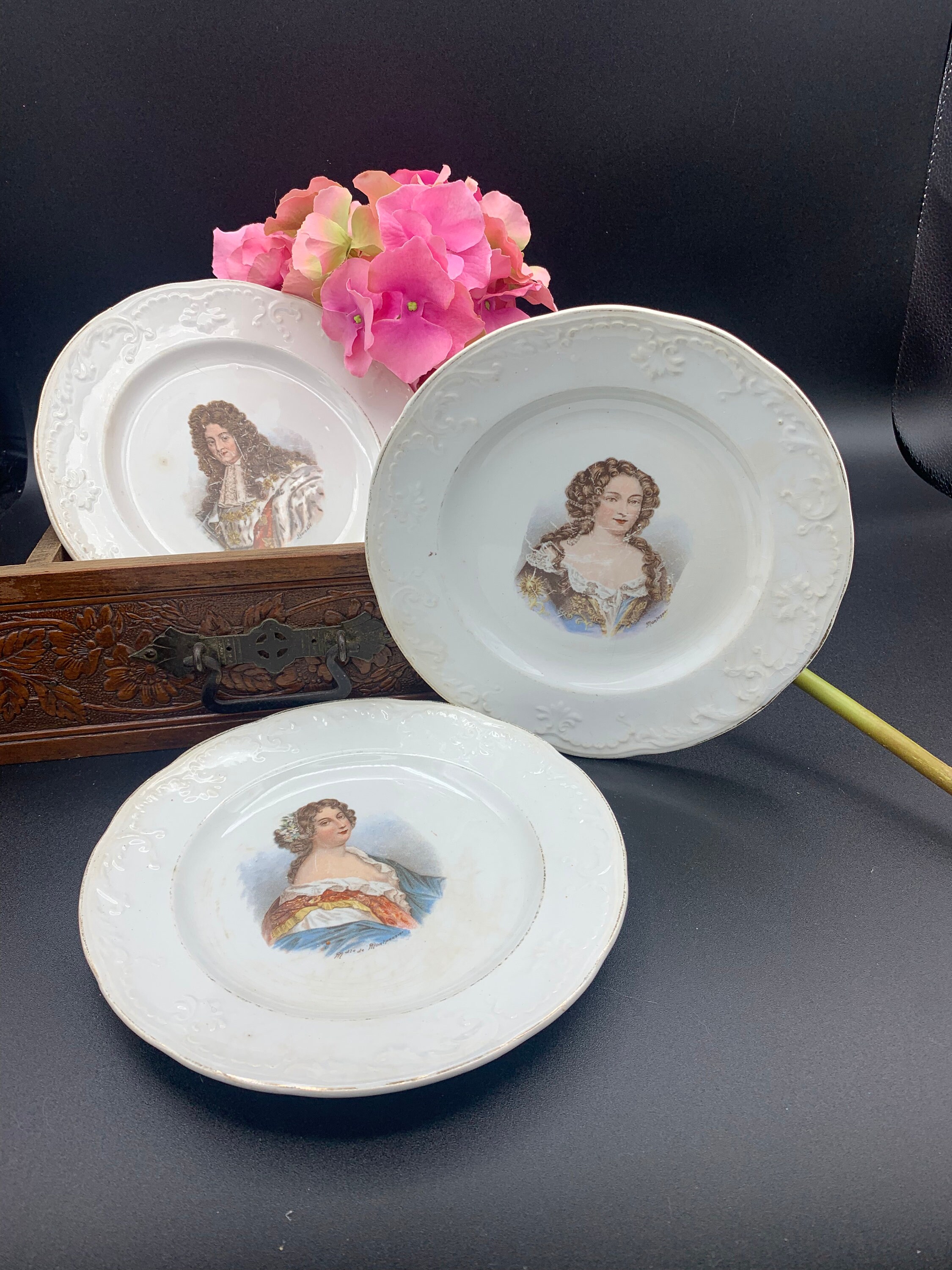 3 Rares Français Antiques Assiettes Sr Amand Hamage Louis Xiv et Ses Dammes en Terre de Fer.