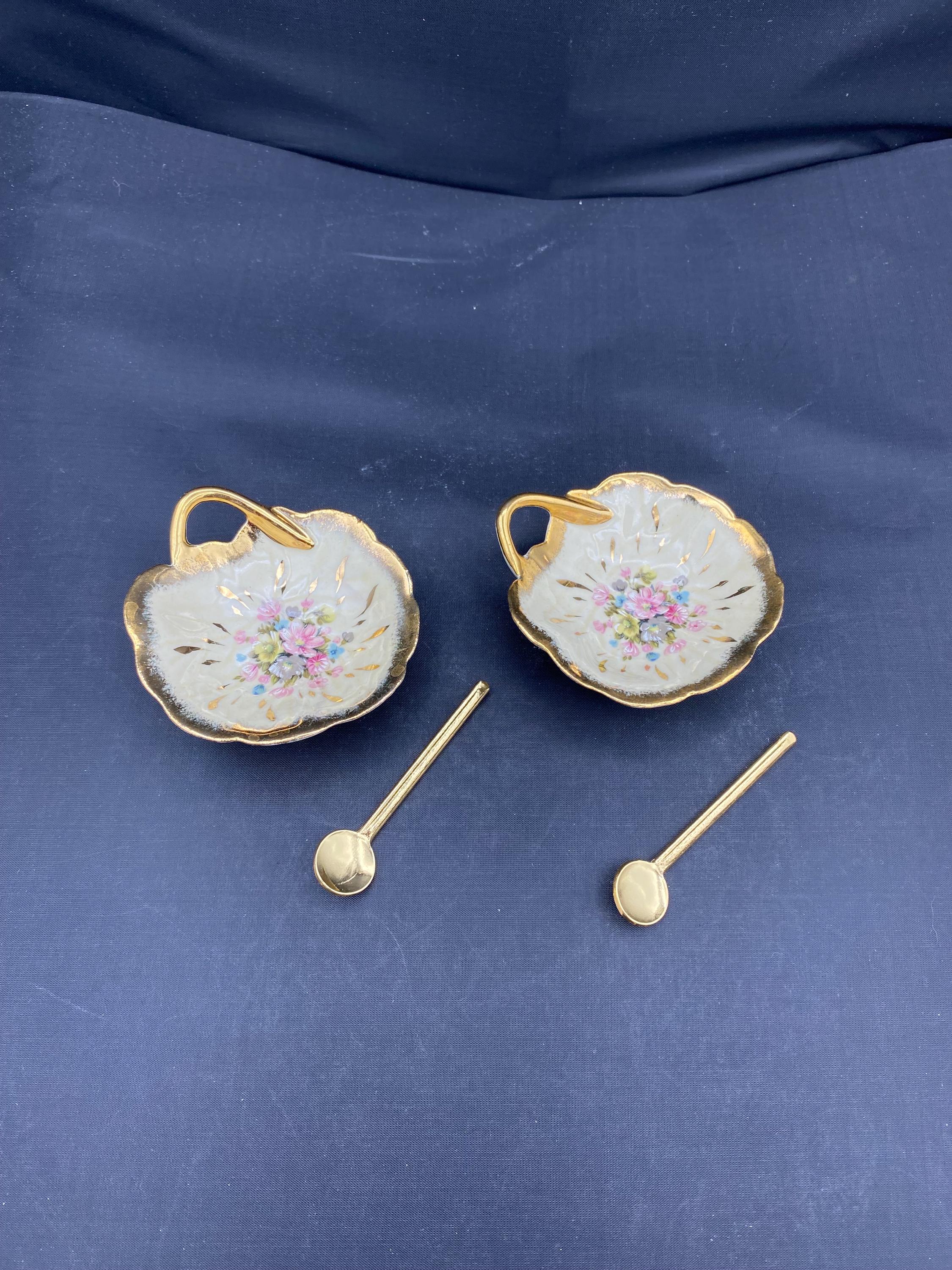 Ensemble de deux salières et deux poivrières en porcelaine a