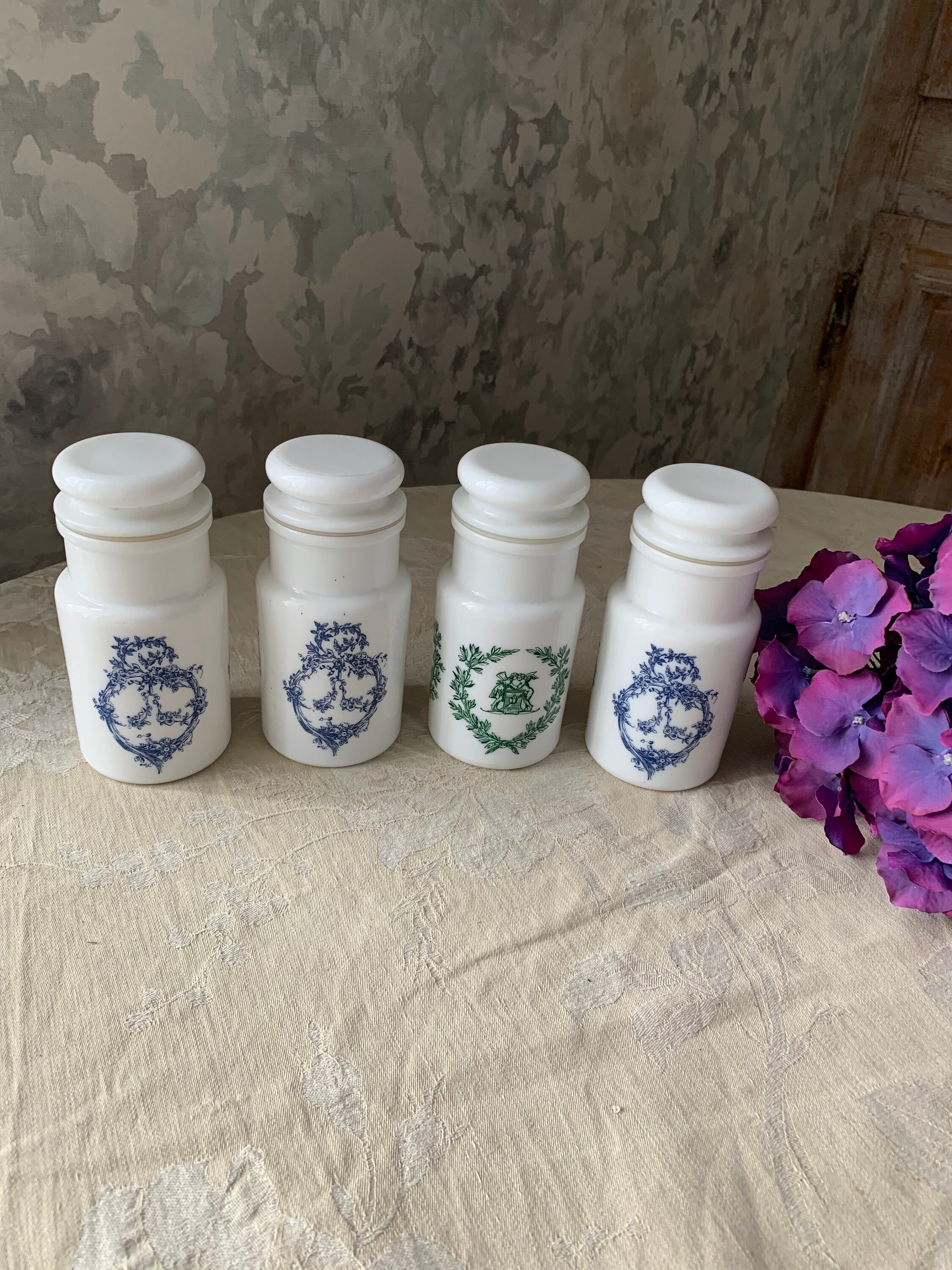 Lot de 4 Pots à Épices en Opaline Blanc Motifs Bleus Vintage Pots d'apothicaire Vintage