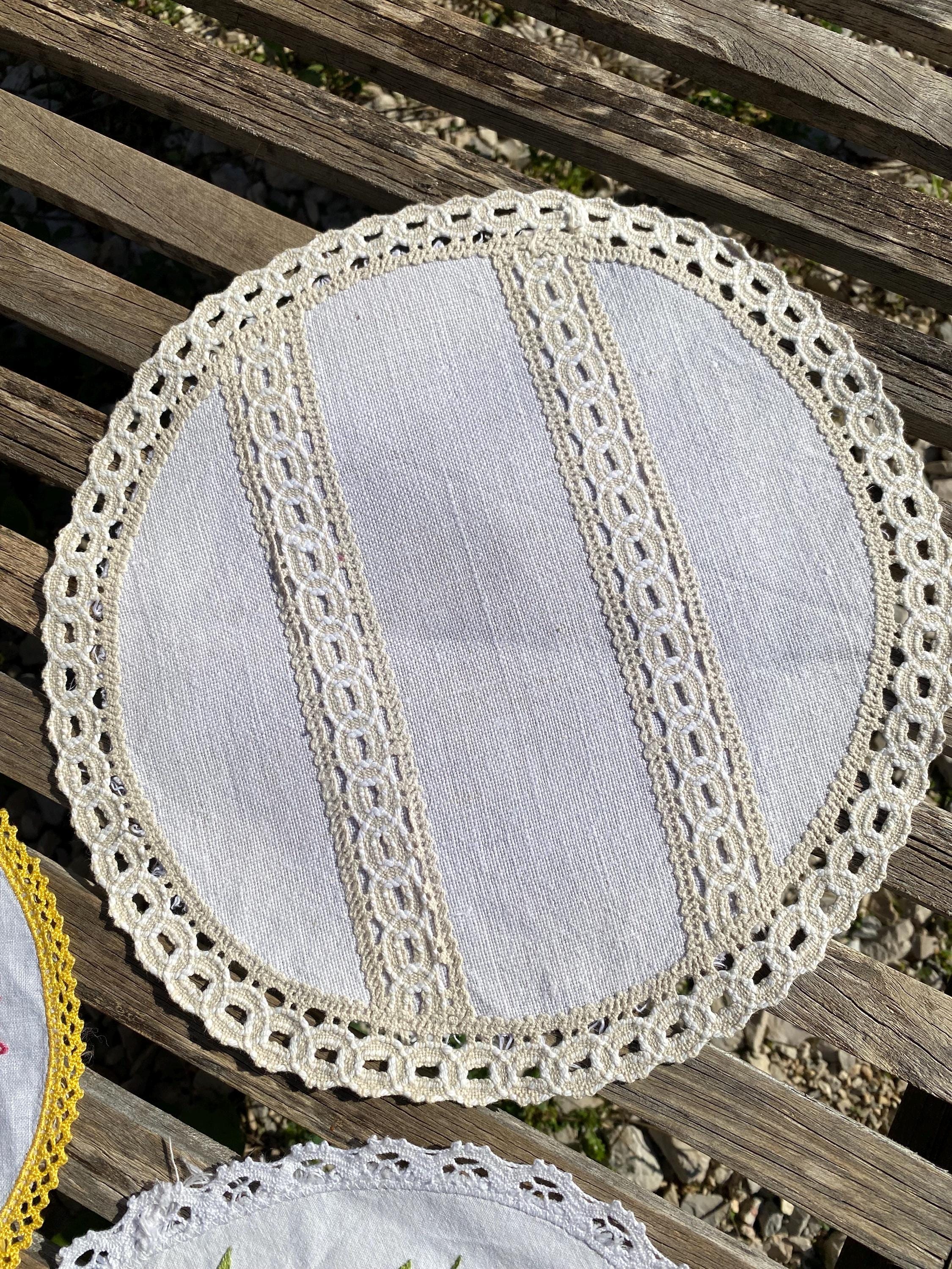 刺繍が施されたヴィンテージのプレースマット3枚セット。アンティーク