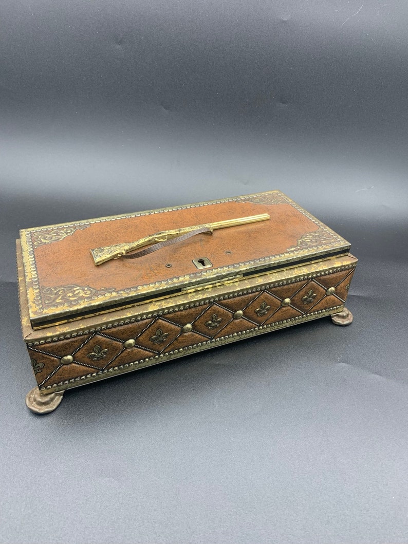 Ancienne boite en métal. Cadeau chasseur. Vintage metal box. image 1