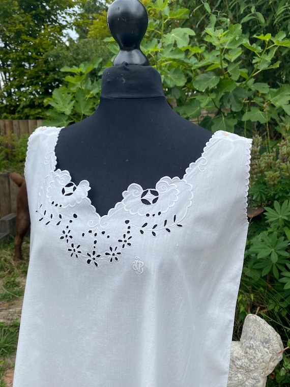 Chemise de nuit vintage en coton avec de magnifique broderie.