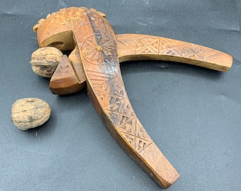 Cascanueces antiguo de madera tallada. Cascanueces tallado a mano.