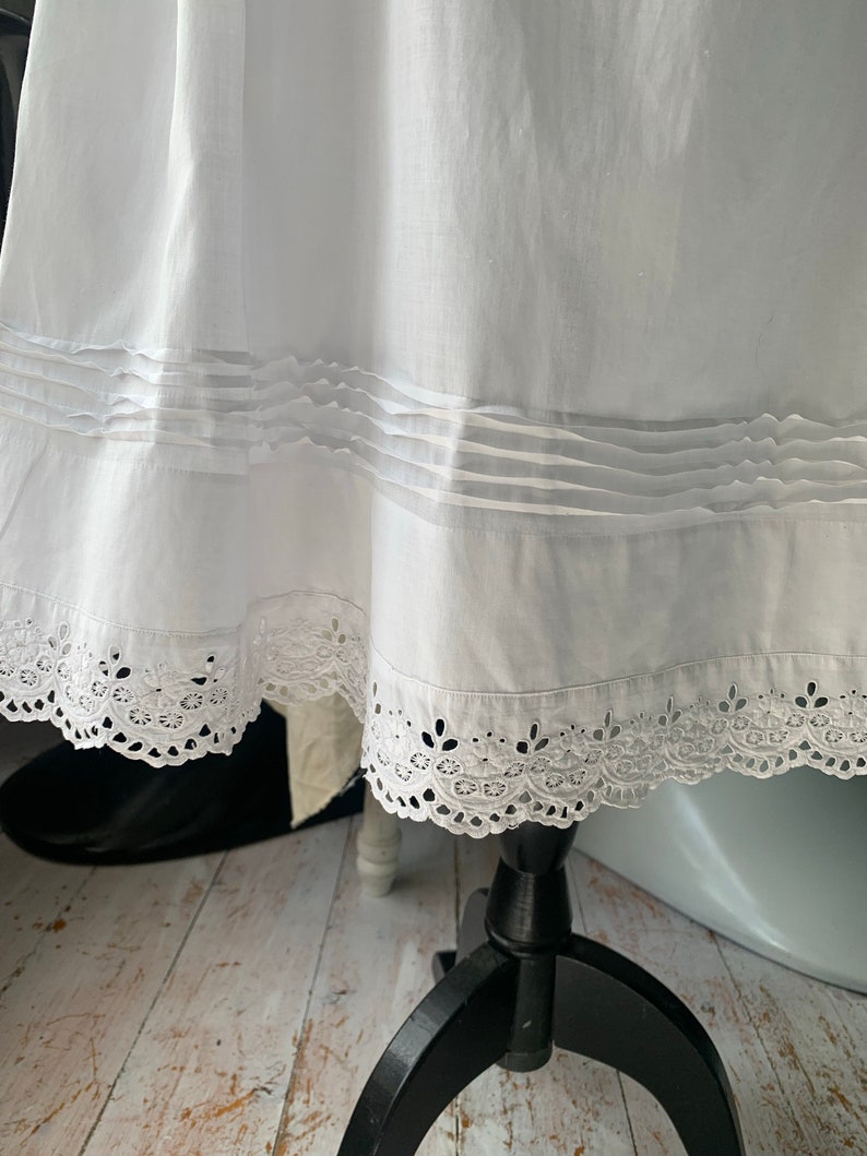 Handmade French antique white cotton skirt with lace hem size S/M. image 5