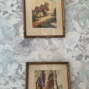 Conjunto de 2 pinturas vintage em aquarela com molduras douradas.