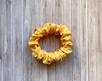 Gelbes dünnes Mini Hair Scrunchie mit Blumenmuster