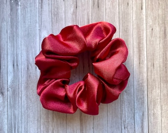 Coletero de satén rojo para el día de San Valentín