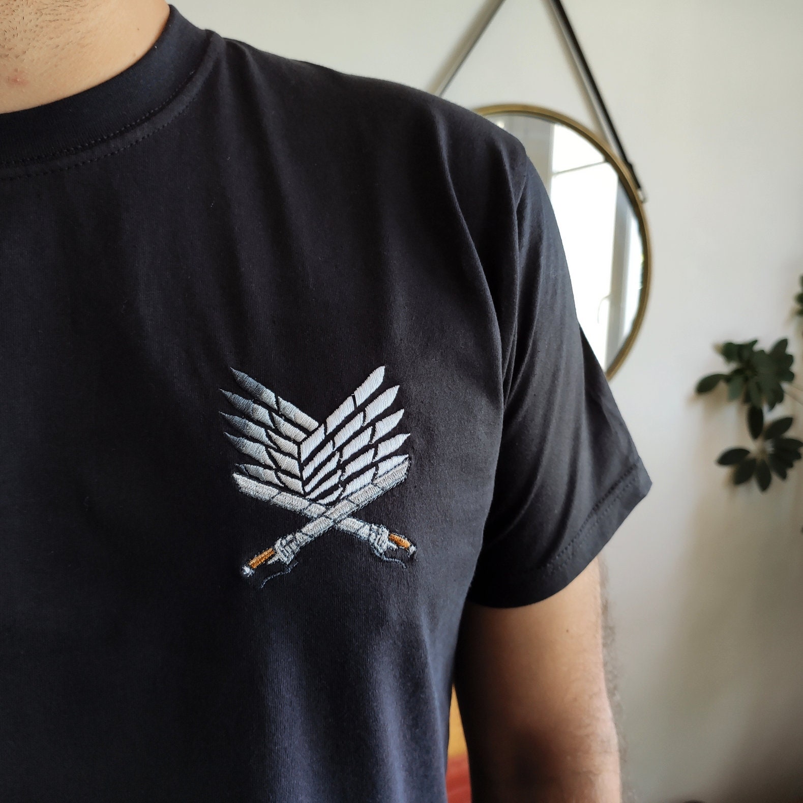 Discover Attaque Des Titans Ailes De La Liberté T-Shirt Brodé