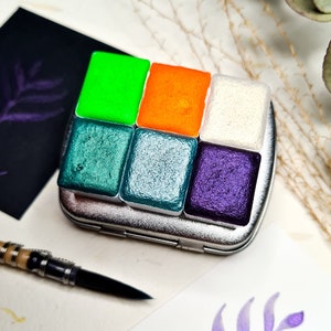 Tavolozza di acquerelli "Spooky Days Shimmer" per artisti e pittori - Vernice cromata, smalto glitterato, grazioso progetto creativo per colorare e creare un'inquietante pagina da colorare.