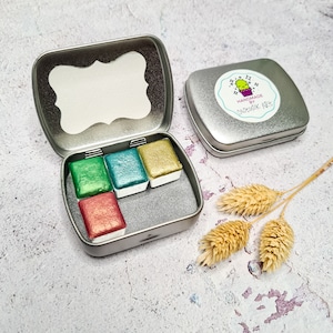 Scatola di latta da viaggio vuota in metallo contenente 6 mezze vaschette, tavolozza per acquerelli, piccola scatola per forniture artistiche, contenitore per tecniche miste, materiale per schizzi urbani