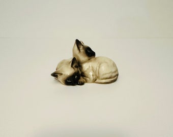 Beswick - pair of siamese cats with blue eyes figurine. 1296, Made in England