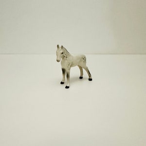 Beswick: klein veulen, naar links gericht in een appelgrijze kleurstelling. Glanzend, model 1816