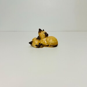 Beswick - pair of siamese cats with blue eyes figurine. Harder to find colourway