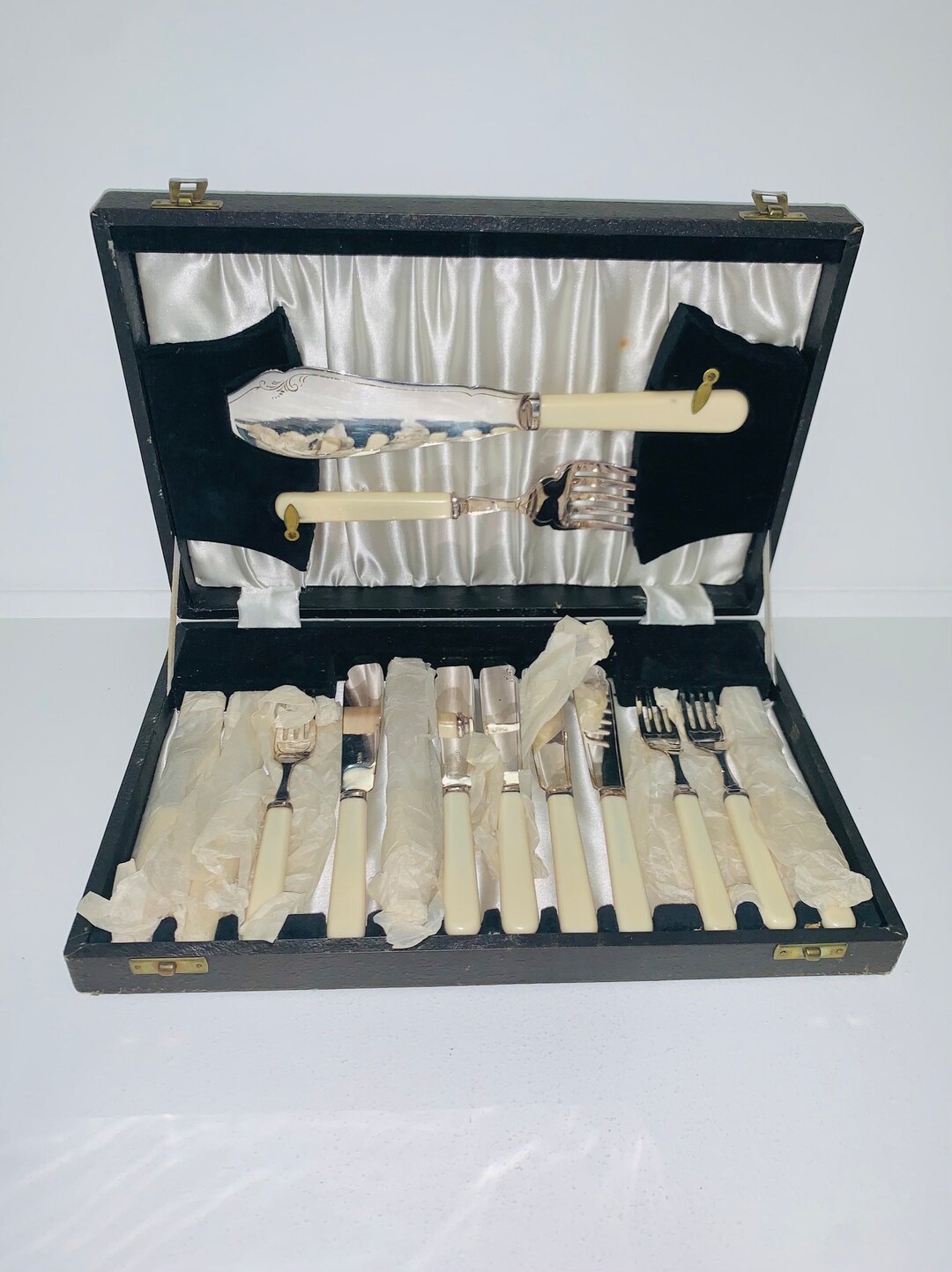 Sheffield Faux Bone / Zylonite Handled, 14 Piece EPNS Fish Set With