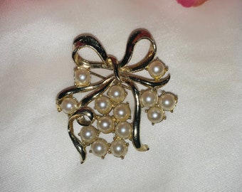 Vintage gold coloured bow brooch with faux? pearls. Costume jewellery