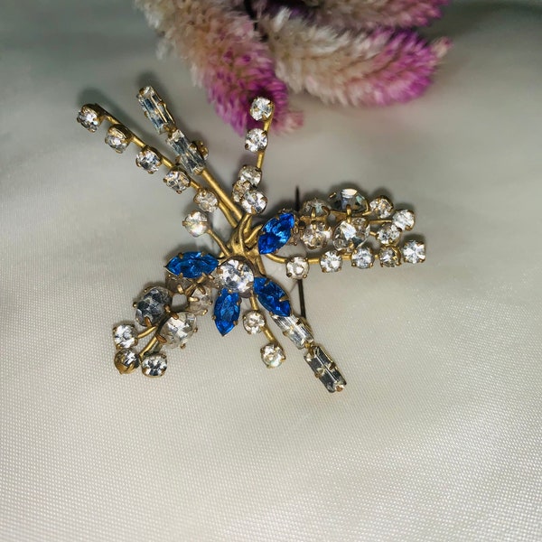 Vintage blue rhinestone & diamanté, stunning floral brooch. Costume jewellery