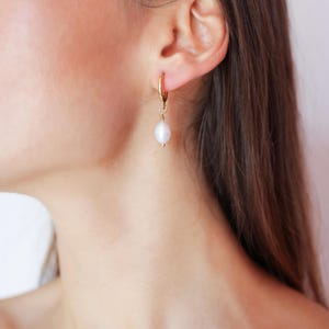 Freshwater Pearl Earrings, Pearl Hoop Earrings, Pearl Drop earrings, Gold Huggie Earrings, Wedding Jewelry, Bridesmaid Gift for Her