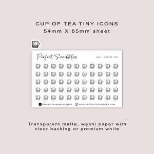 Pode incluir: Uma folha de pequenos ícones de xícaras de chá. A folha mede 5,4 cm x 8,5 cm. O texto na folha diz "Perfect Scribbles" e "CUP OF TEA TINY ICONS". A folha é de papel washi fosco transparente com verso transparente ou branco premium.
