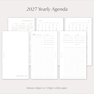 Può includere: Un set di agenda annuale 2027 stampato su carta bianca. Le pagine presentano layout a griglia, viste del calendario mensile e il testo 2027 Yearly Agenda e Yearly Agenda 2027. Il prodotto è realizzato con carta bianca Kokuyo da 64g o 120g.