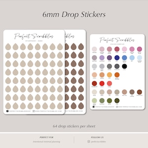 Op de afbeelding: Drie vellen met 6 mm druppelstickers met het label Perfect Scribbles. Twee vellen bevatten monochrome druppelvormen in beige en bruin. Het derde vel is een kleurenstaal met diverse cirkelvormige tinten, waaronder roze, blauw, grijs en groen, met de tekst 64 drop stickers per sheet.