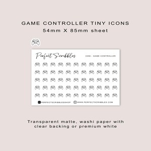 Puede incluir: Una hoja de pegatinas con pequeños iconos de mandos de videojuegos. La hoja mide 5,4 cm x 8,5 cm. El texto "Perfect Scribbles" está en la parte superior de la hoja. Papel washi mate transparente con respaldo transparente o blanco premium.