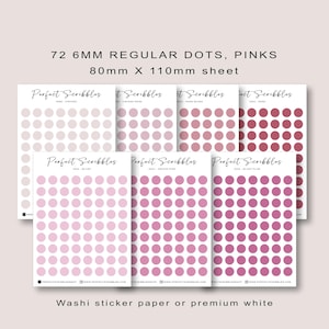 Pode incluir: Folhas de autocolantes de pontos cor-de-rosa em várias tonalidades, incluindo rosa vintage e ameixa blush. Cada folha contém 72 pontos de 6 mm de diâmetro, numa folha de 80 mm x 110 mm. O texto diz "Perfect Scribbles".