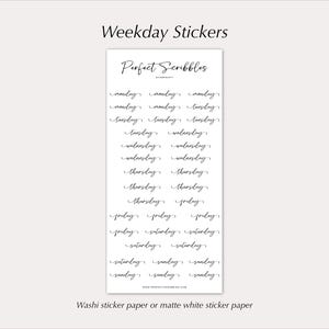 Può includere: Un foglio rettangolare di carta adesiva bianca con il testo Weekday Stickers in alto e Perfect Scribbles sotto. Il foglio contiene diverse righe di etichette con testo in corsivo nero per ogni giorno della settimana da lunedì a domenica.