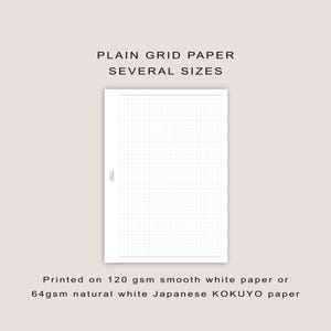 Puede incluir: Una hoja blanca de papel cuadriculado con un patrón de cuadrícula fina. El texto "PLAIN GRID PAPER SEVERAL SIZES" está en la parte superior. El texto "Printed on 120 gsm smooth white paper or 64gsm natural white Japanese KOKUYO paper" está en la parte inferior.