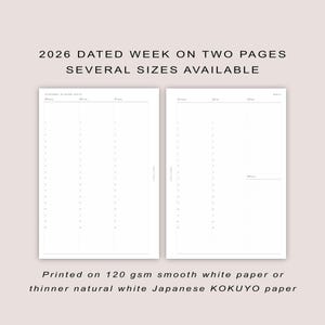 Puede incluir: Una doble página de una agenda fechada de 2026, con un diseño de semana en dos páginas. Las páginas son blancas con una cuadrícula y marcas horarias. El texto superior dice "2026 DATED WEEK ON TWO PAGES SEVERAL SIZES AVAILABLE". El texto inferior dice "Printed on 120 gsm smooth white paper or thinner natural white Japanese KOKUYO paper".