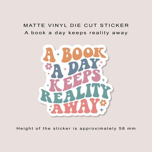 Mat vinyl gestanste sticker | Een boek per dag houdt de realiteit weg