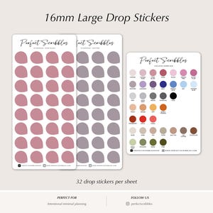 Op de afbeelding: Twee verticale vellen met 16 mm druppelvormige stickers in oudroze en heidegrijs, naast een kleurstaalvel met diverse cirkelvormige stalen gelabeld met namen zoals vintage, blush, lavendel en antraciet, van het merk Perfect Scribbles.