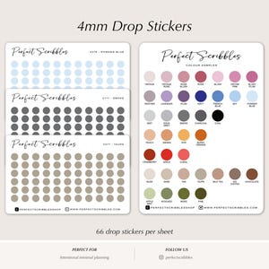 Op de afbeelding: Drie vellen met 4 mm druppelstickers in poederblauw, rookgrijs en taupe, naast een kleurenstaalvel met diverse ronde stickers voorzien van namen zoals vintage, rose, navy, charcoal en moss, allemaal voorzien van het merk Perfect Scribbles.